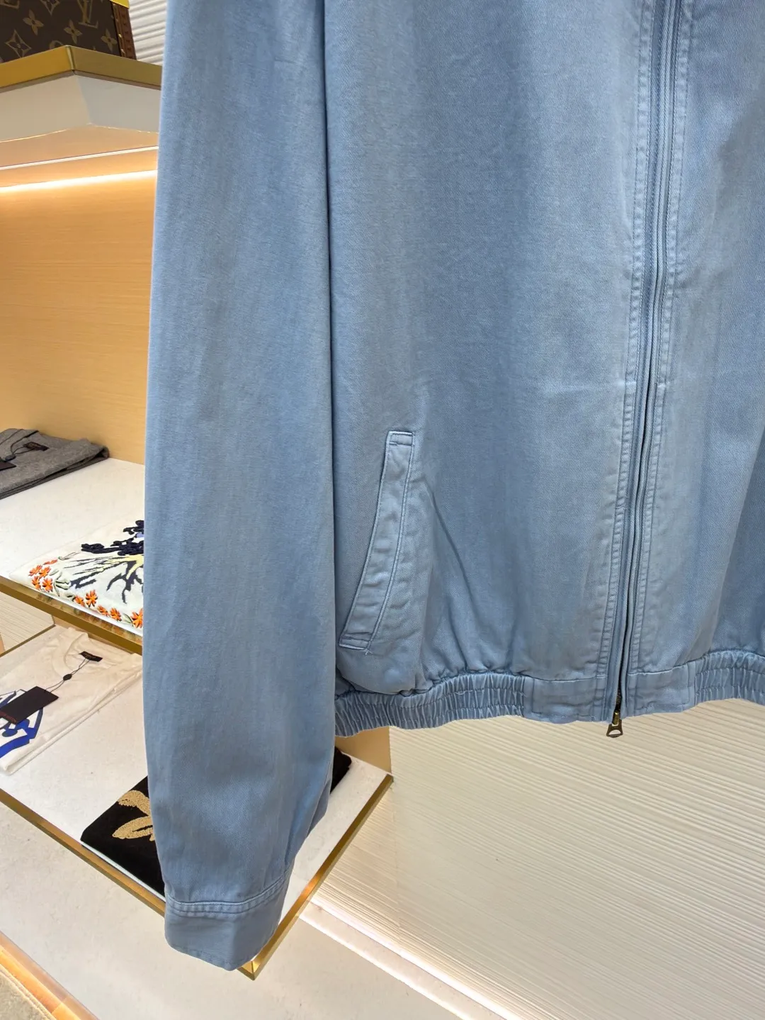 Ralph Lauren embroidered zipper jacket ●Original version: Purchased and developed by 4161 ●Item number: 1681943-B10 ●Fabric: cloudy blue twill cotton fabric ●Technology: embroidery production ●Color: blue ●Version: Fitted version ●Weight: about 575 grams ●Size: S-M-L-XL ●Description: Customized cloudy blue twill cotton, soft and silky, comfortable and close to the skin, with cloudy blue as the main tone, a color with a life attitude Exquisite white pony logo is embellished throughout. It is highly recognizable. It carries an atmosphere of freedom and vitality. It is a symphony of pure and smart colors. It reconstructs the classics with a neat silhouette. It is soft but not slumped. It is light but boney. It has a sense of advanced relaxation and is an effortless fashion interpretation. Imported machine embroidery technology is used. Advanced computer control systems and precision mechanical components are used to achieve the iconic pony embroidery operation. High precision. The lines are smooth and delicate. The template machine opens the bag. The preset template guides the position, shape and size of the bag opening. The accuracy ensures the quality of the bag opening effect. The hem is made at one time using a three-needle waist-drawing machine. The elastic band and the fabric are sewn together in the same process using the machine's special needle position and feeding mechanism. The three-needle design is stronger and can evenly distribute pressure. Make sure the elastic band is tightly attached to the fabric, and follow the original color system for dyeing. Prioritize the original color and fabric material to select a special dye, then heat it to the appropriate temperature, perform dip dyeing, and finally perform color registration. The overall wiring is straight and delicate, the fabric is comfortable and soft, and the color is consistent without color difference. It can be matched with the same style to create a fashionable look and control various occasions. Customized accessories, complete with three standards, same style for men and women!